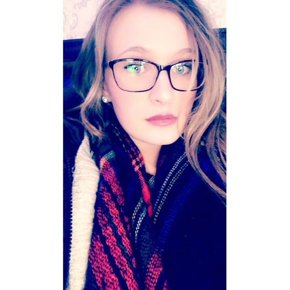 Meet your Posher, Julianne - Picture 2 of 3